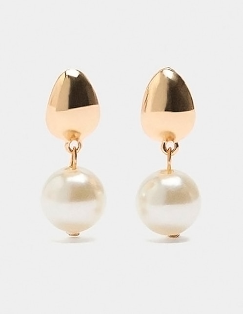 Aretes cortos Stay Classy con acabado brillante perla 1