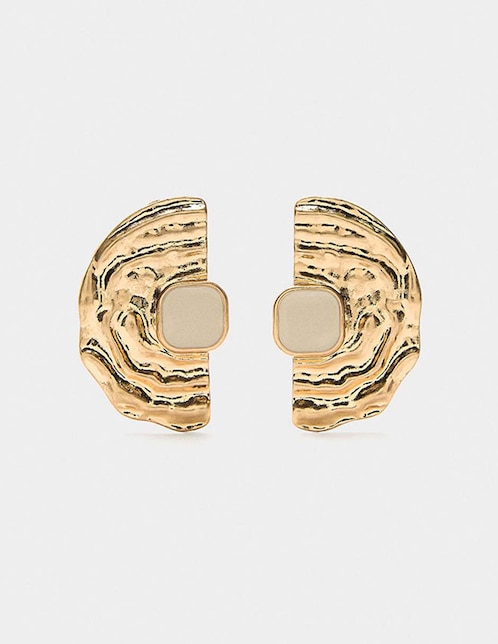 Aretes largos con acabado texturizado 1