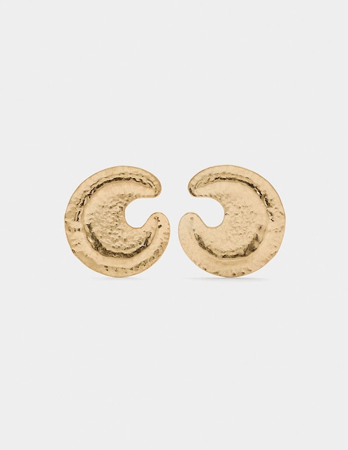 Aretes cortos con acabado martillado 1