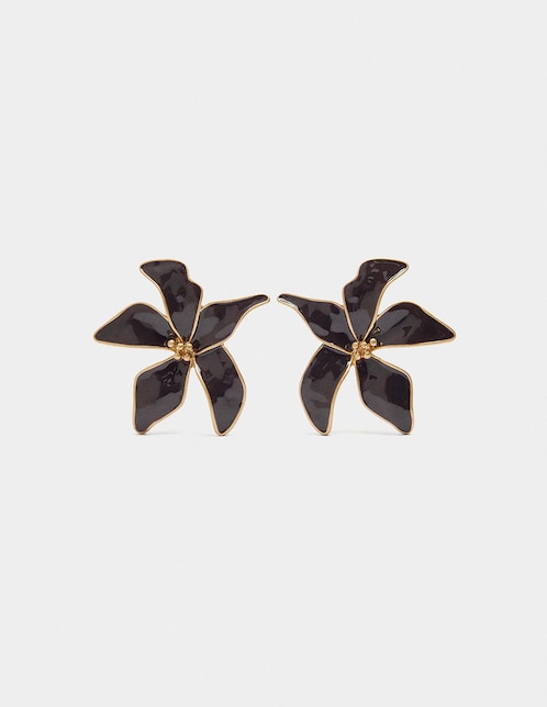 Aretes cortos Parfois Petals con acabado pulido