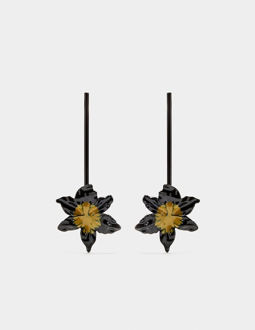 Aretes largos de flor Amber con acabado texturizado 1