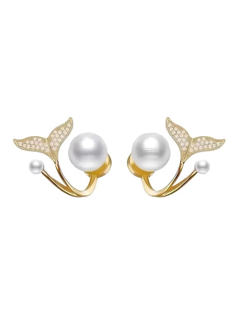 Aretes cortos de pez con acabado brillante perla