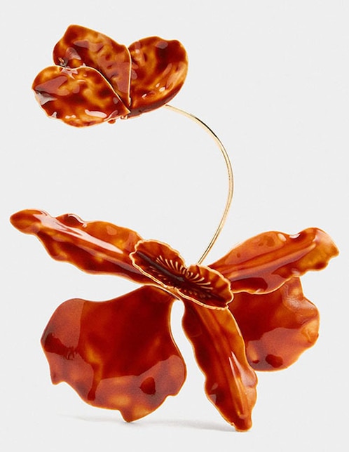 Ear cuff de flor con acabado esmaltado