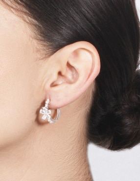 Aretes de flor Unlimited By Ob con acabado baño rodio zirconia