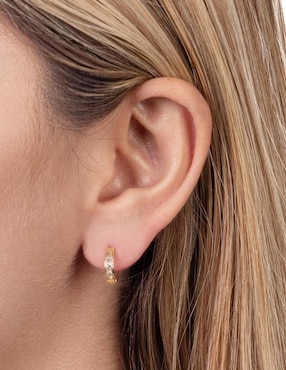 Aretes redondos Lenna de oro con acabado brillante zirconia