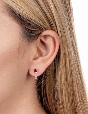 Aretes cuadrados Lenna de oro con acabado brillante zirconia