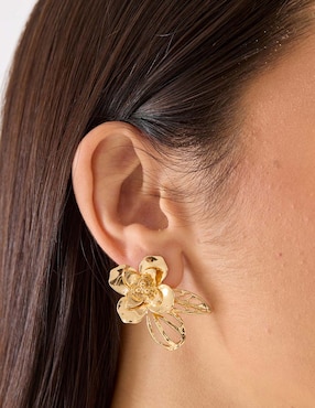 Aretes de flor Lieb con acabado brillante