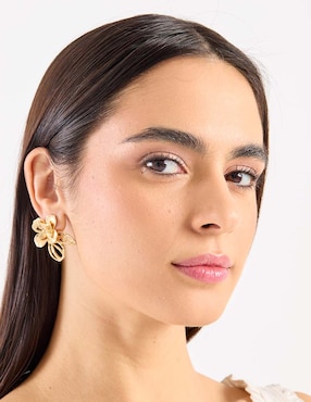 Aretes de flor Lieb con acabado brillante