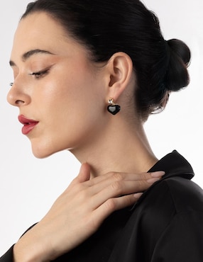 Aretes cortos de corazón Unlimited By Ob chapa de oro 18 K zirconia