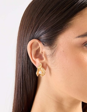 Aretes de flor Lieb con acabado pavé