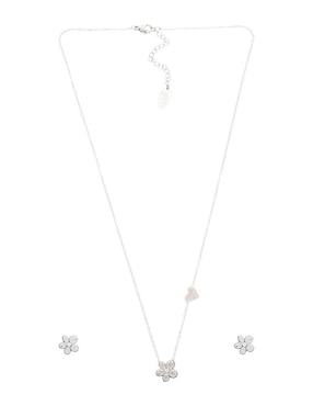 Aretes y collar de flor Nuvi