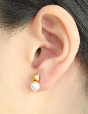 Aretes cortos Nuvi con acabado brillante