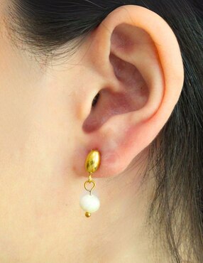 Aretes cortos ovalados Nuvi con acabado brillante