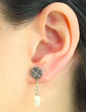 Aretes largos de trébol Nuvi con acabado brillante