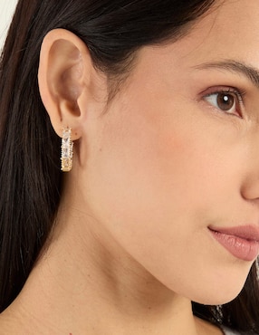 Aretes largos ovalados con acabado brillante