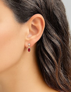 Aretes cortos Casa Michel Joyeria de oro amarillo 14 K con acabado pulido granate