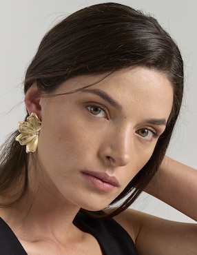 Aretes largos de flor Map con acabado brillante