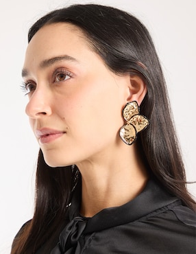 Aretes largos de flor Lieb con acabado esmaltado