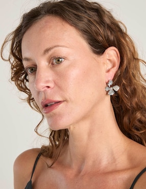 Aretes cortos de flor Lieb con acabado brillante