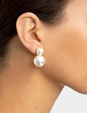 Aretes cortos redondos Parfois Stay Mixed con acabado brillante perla