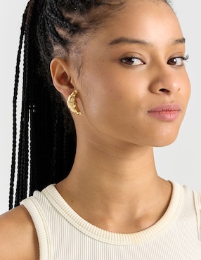 Aretes largos That's It con acabado texturizado