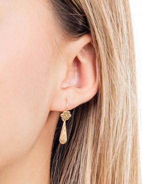 Aretes largos de flor Lenna de oro 10 k con acabado texturizado zirconia