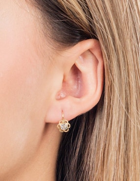 Aretes largos de flor Lenna de oro 10 k con acabado brillante zirconia