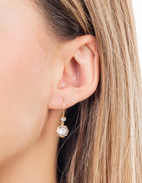Aretes largos de flor Lenna de oro 10 k con acabado brillante zirconia