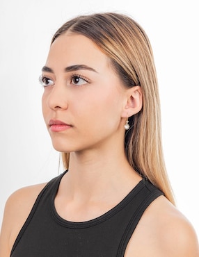 Aretes largos de flor Lenna de oro 10 k con acabado brillante zirconia