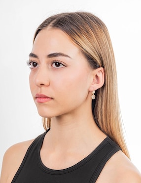 Aretes largos redondos Lenna de oro 10 k con acabado brillante zirconia
