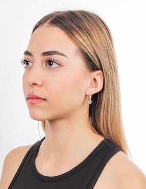 Aretes largos redondos Lenna de oro 10 k con acabado brillante zirconia