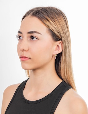 Aretes largos de flor Lenna de oro 10 k con acabado brillante zirconia