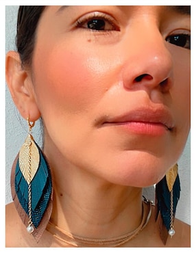 Aretes largos de pluma Vangania con acabado baño de oro 18 k