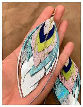 Aretes largos de pluma Vangania 18 k con acabado baño de oro