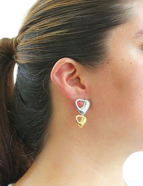Aretes de corazón Nuvi con acabado brillante