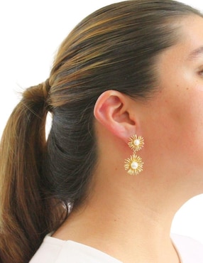 Aretes de flor Nuvi con acabado brillante