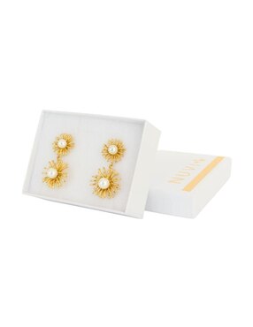 Aretes de flor Nuvi con acabado brillante