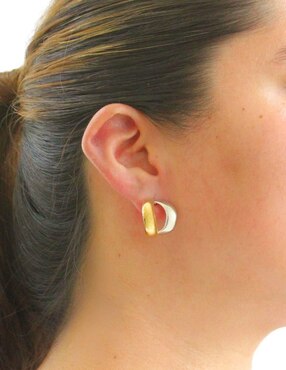 Aretes de barra Nuvi con acabado brillante