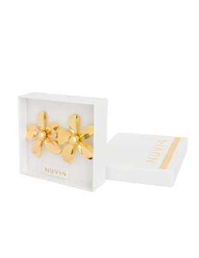 Aretes de flor Nuvi con acabado chapa de oro