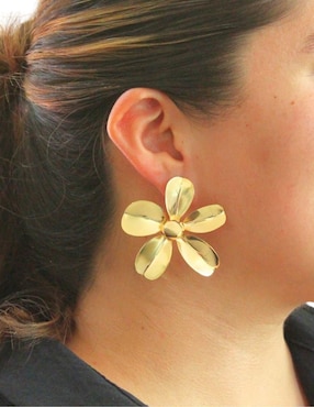 Aretes de flor Nuvi con acabado chapa de oro