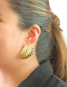 Aretes de concha Nuvi con acabado chapa de oro