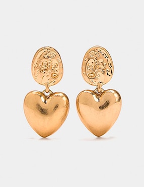 Aretes cortos de corazón Parfois con acabado martillado