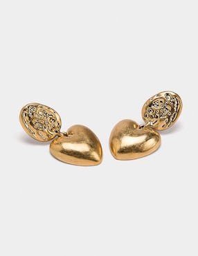 Aretes cortos de corazón Parfois con acabado martillado