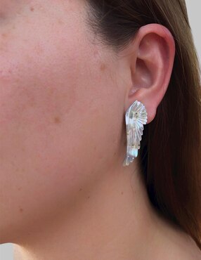 Aretes largos de alas Angel Mirlo Blanco con acabado brillante concha de abulón