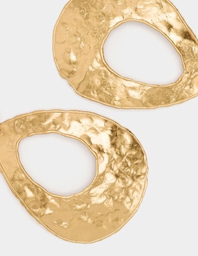 Aretes largos Parfois Trend Extra con acabado martillado