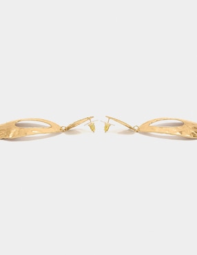 Aretes largos Parfois Trend Extra con acabado martillado