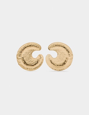Aretes cortos Parfois con acabado martillado