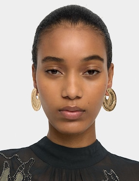 Aretes cortos Parfois con acabado martillado