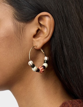 Aretes largos Parfois Maison Clay con acabado brillante