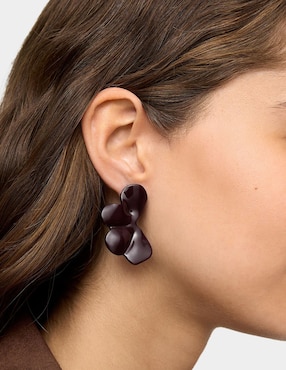 Aretes cortos Parfois Maison Clay con acabado brillante